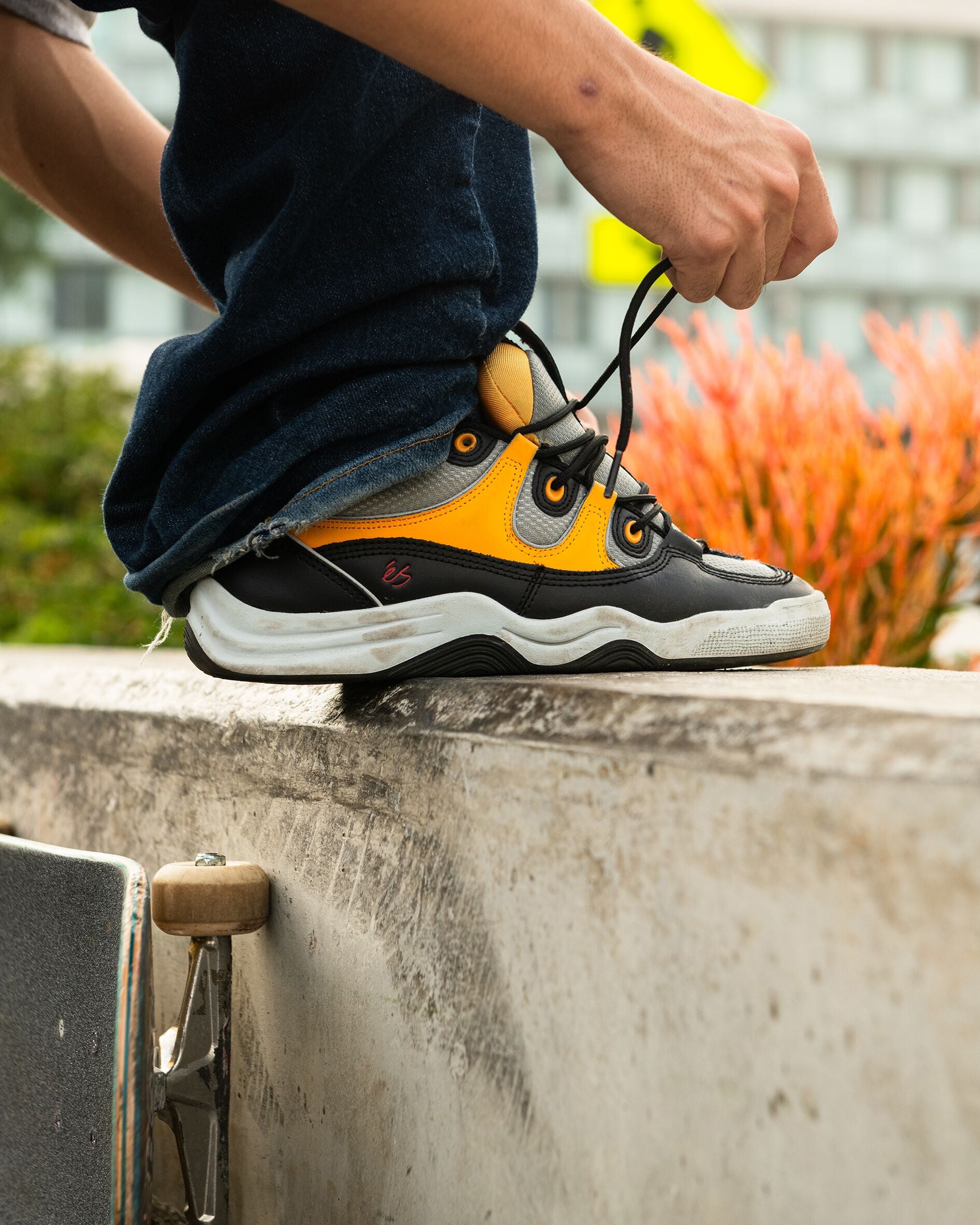 two nine 8 - skate shoes - black/yellow - esskateboarding