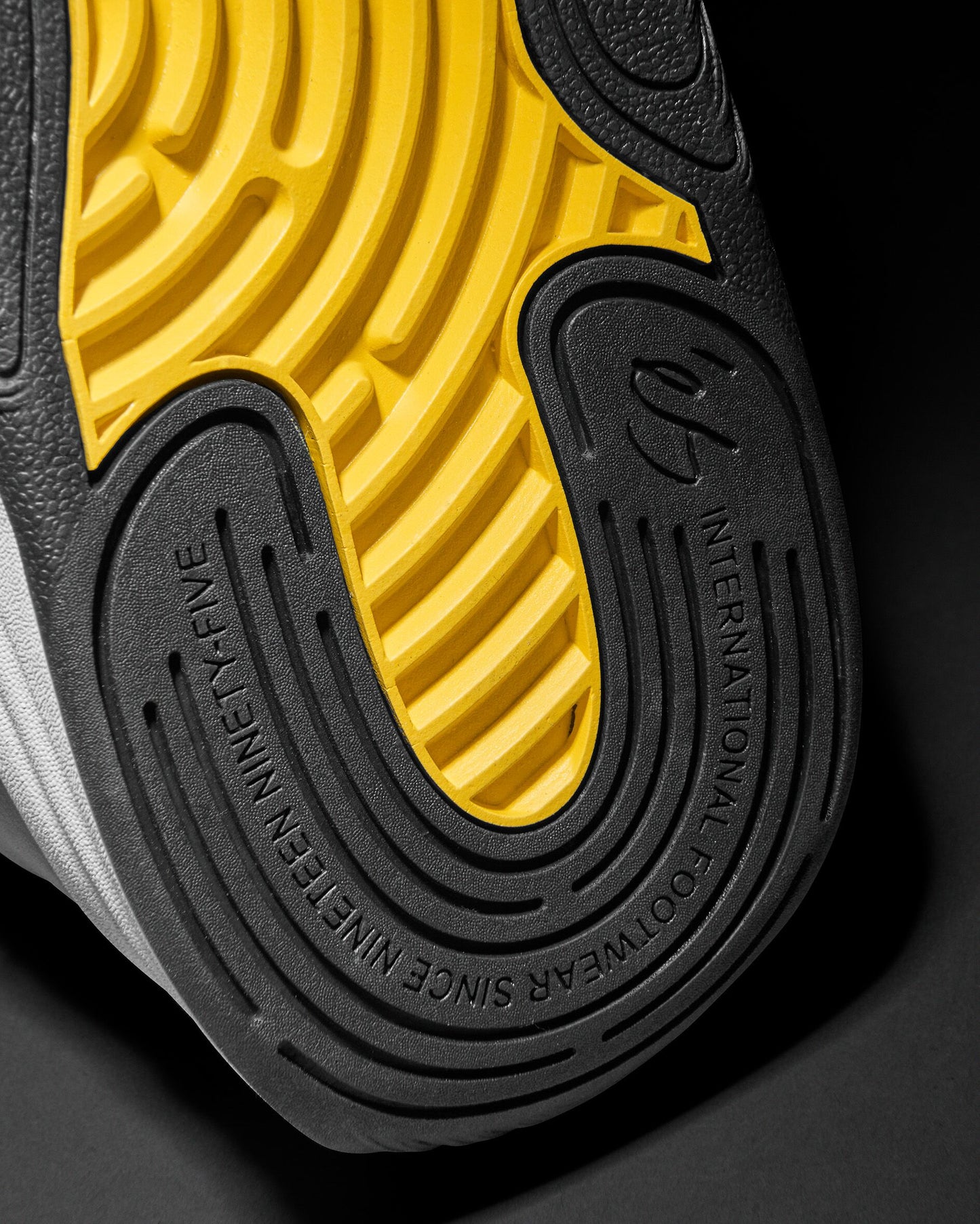 two nine 8 - skate shoes - black/yellow - esskateboarding